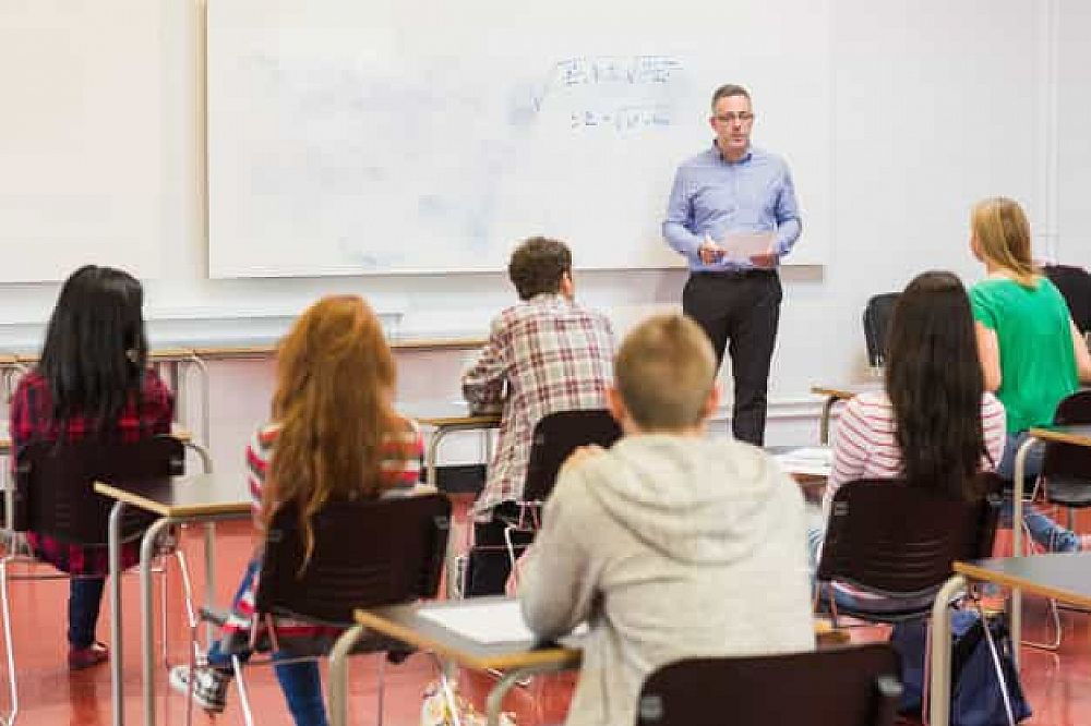 5 Ways How Teacher Can Benefit From Teaching a Large Classroom | ITTT | TEFL Blog