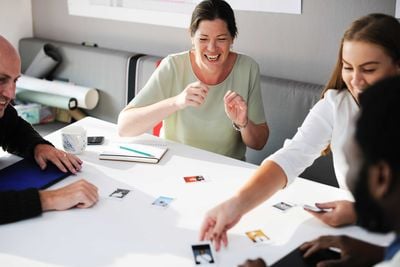 adult students playing the vocabulary game