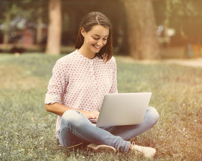 lady working on the laptop